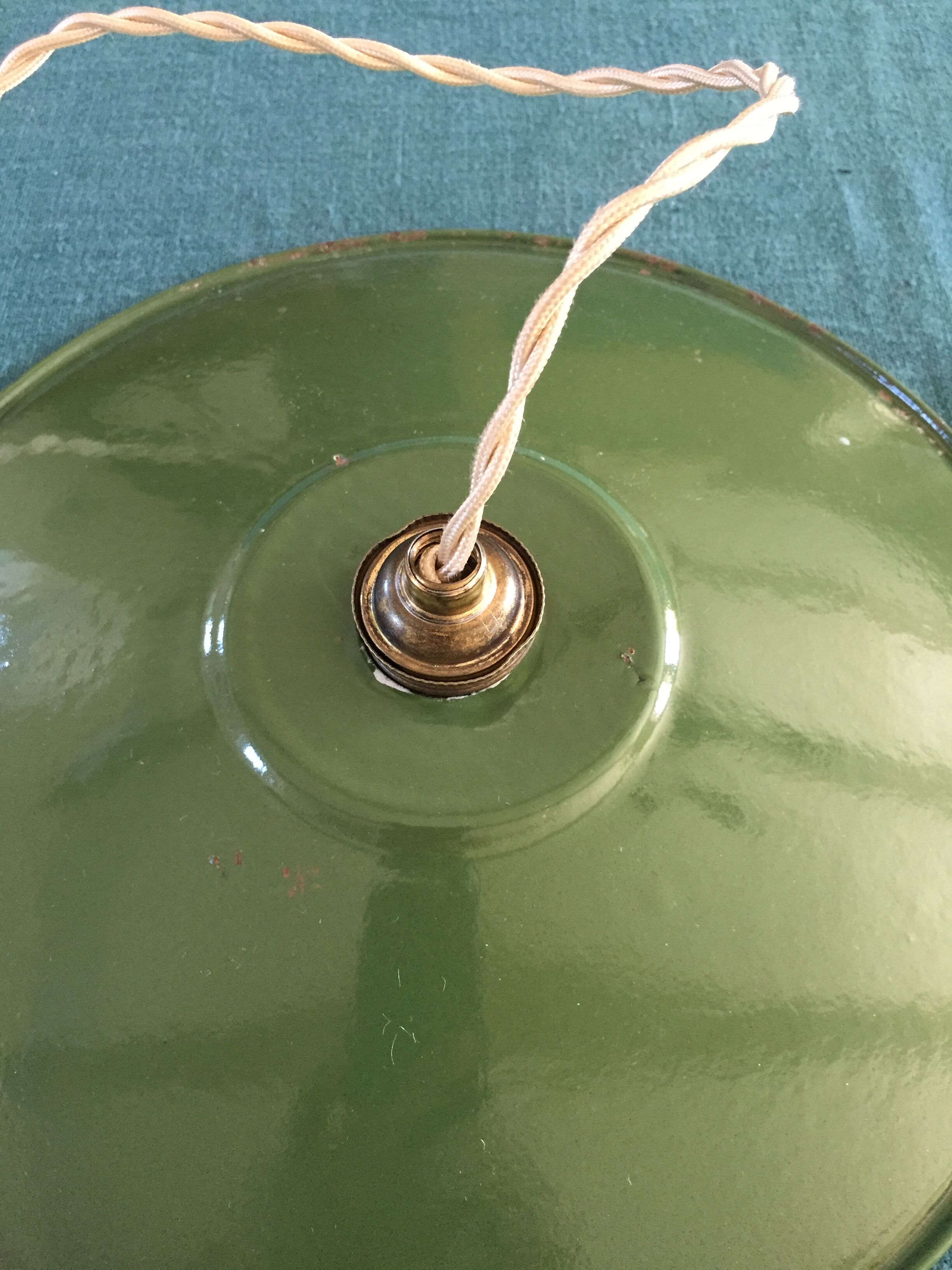Vintage enamelled sheet metal suspension and its porcelain rosette