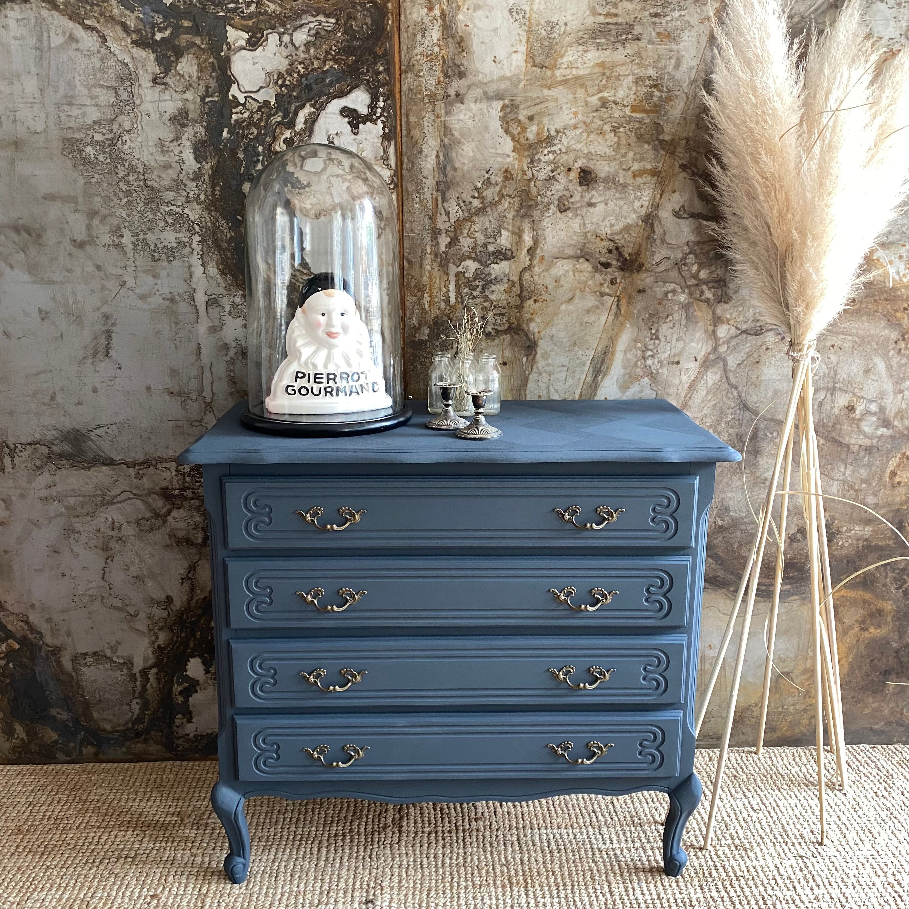 Commode aux pieds courbes