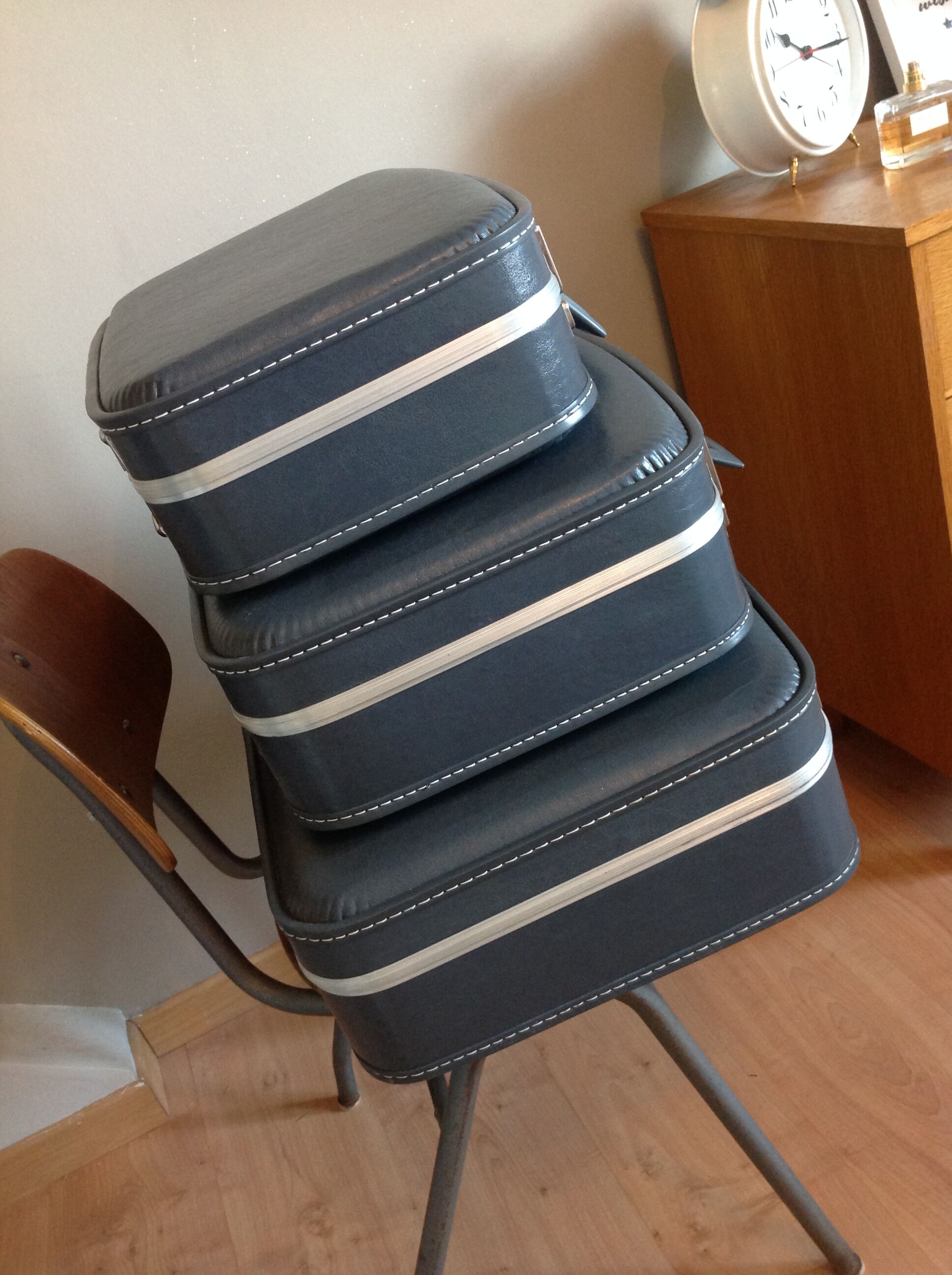 Set of three grey air hostess suitcases / vintage 60s-70s