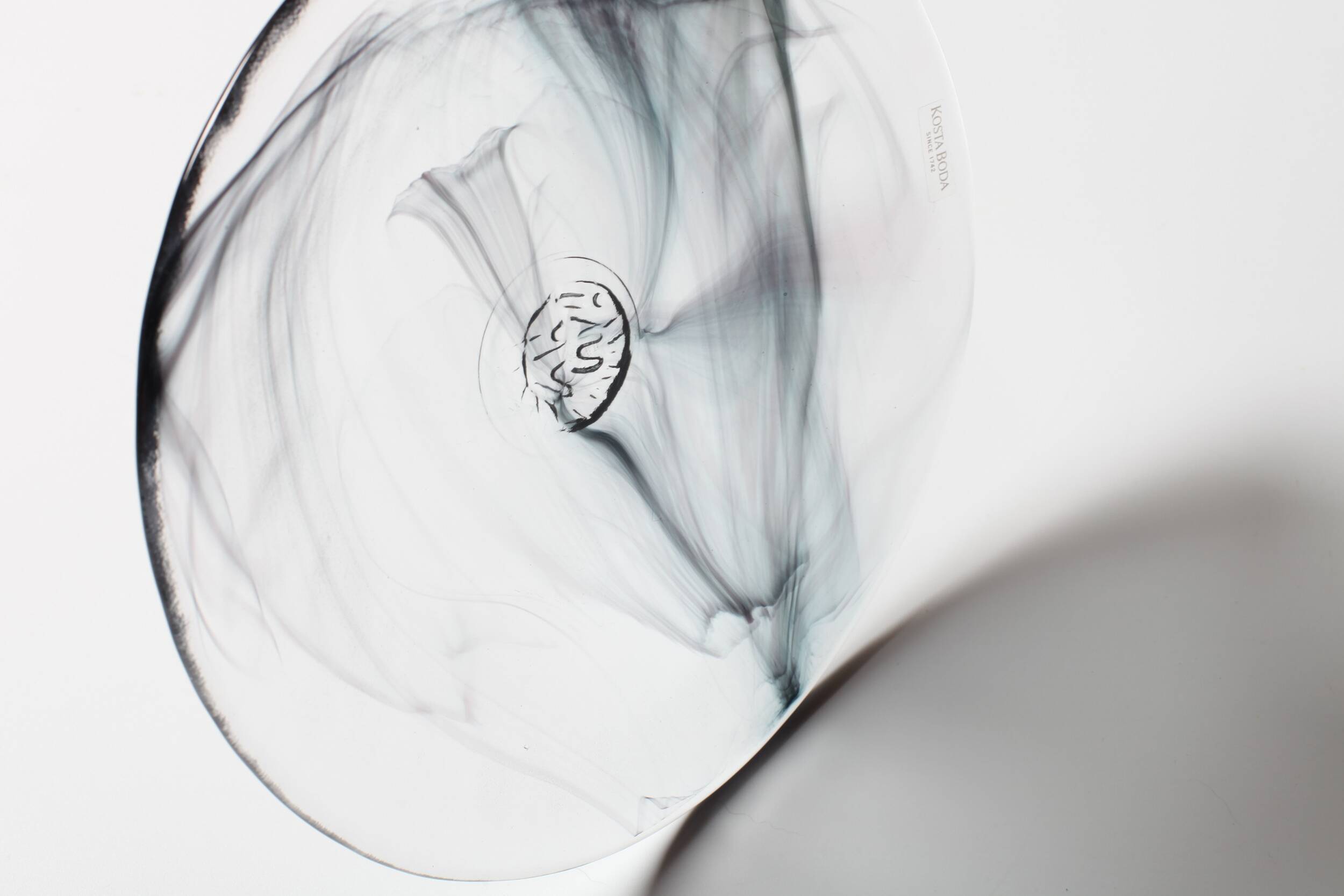 Ensemble d'assiettes en verre Kosta Boda Mine : Art scandinave par Ulrica Hydman Vallien