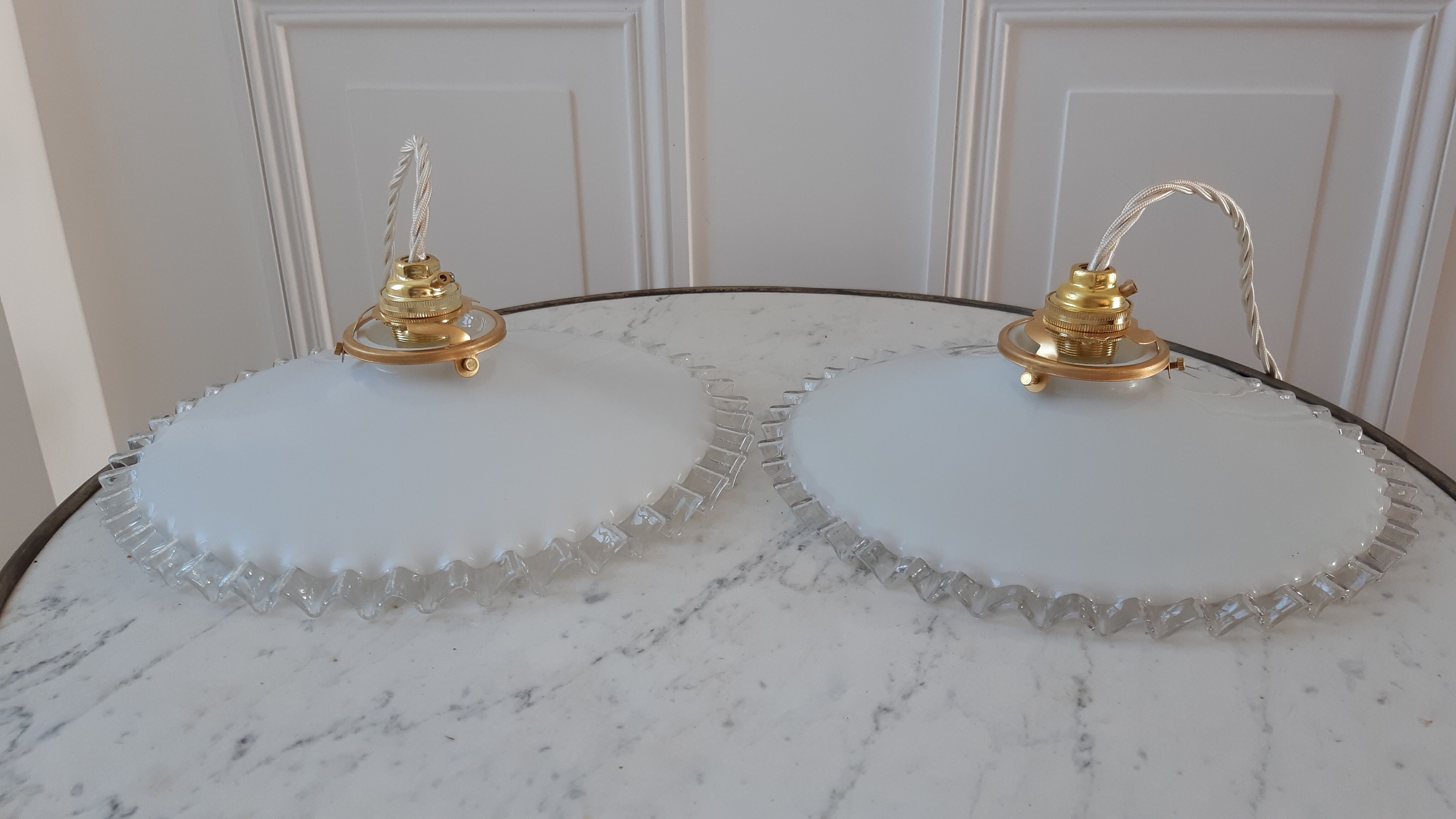 Pendant lamp in serrated opaline 40s