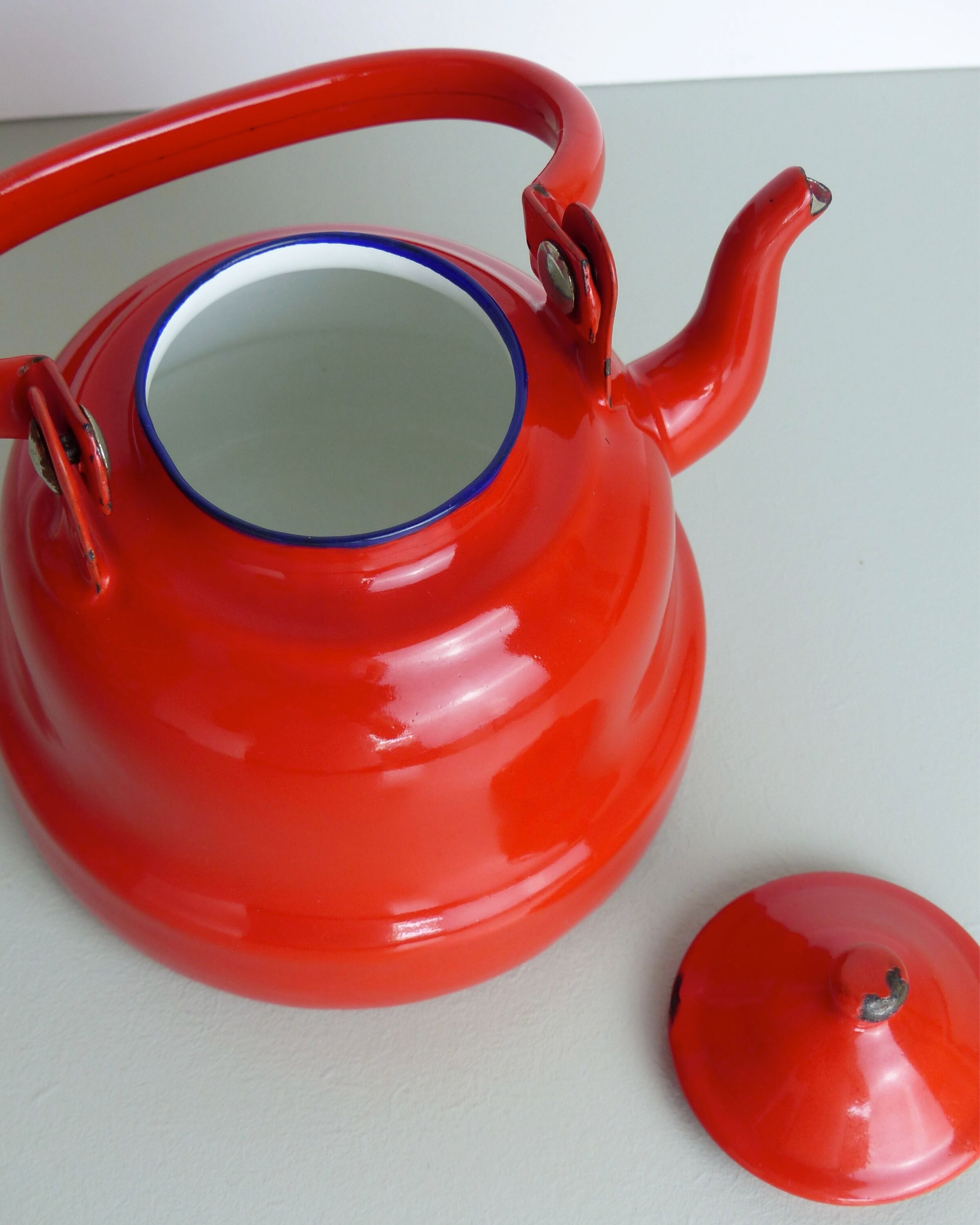 Set milk pot, kettle, coffee maker and red enamelled strainer