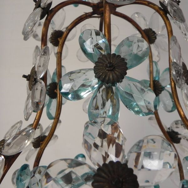 Suspension décorée de 42 fleurs en cristal bleu et transparent, style Maison Baguès, années 1930