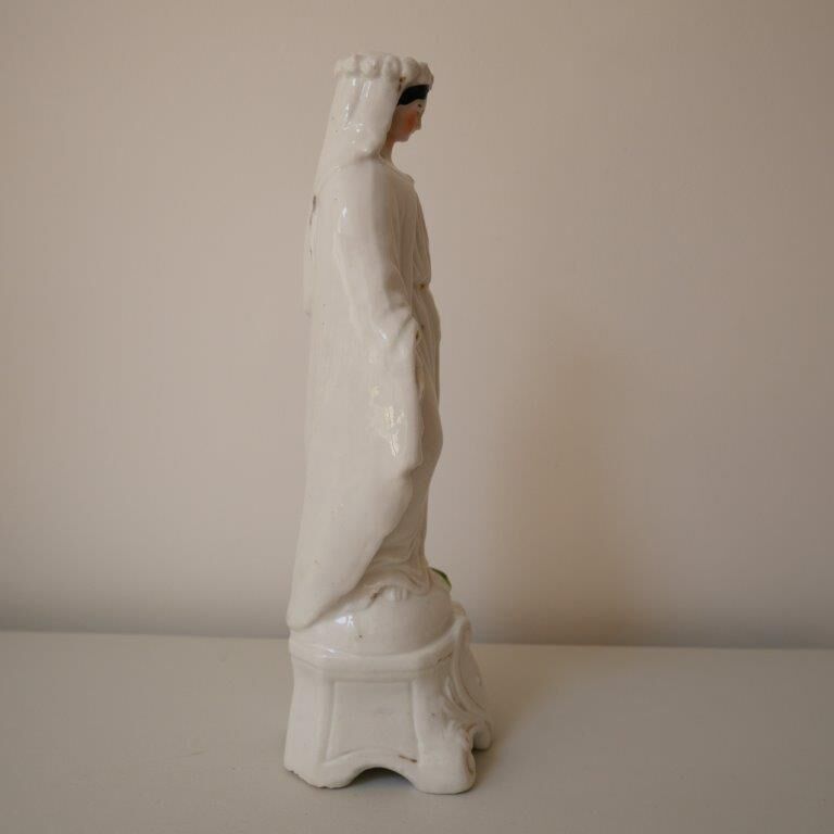 Statue de la Vierge Marie en porcelaine