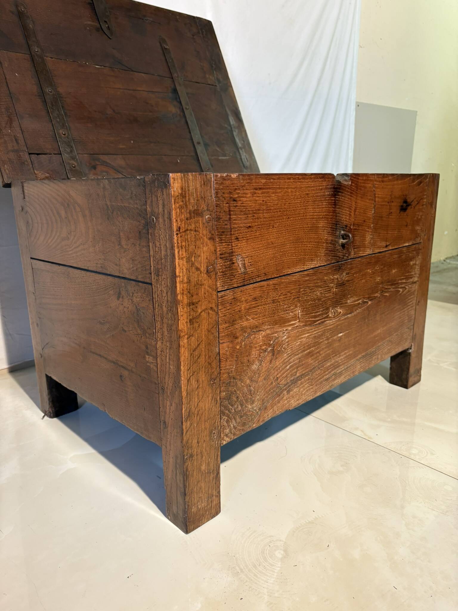 Rustic chest in old wood, original fittings