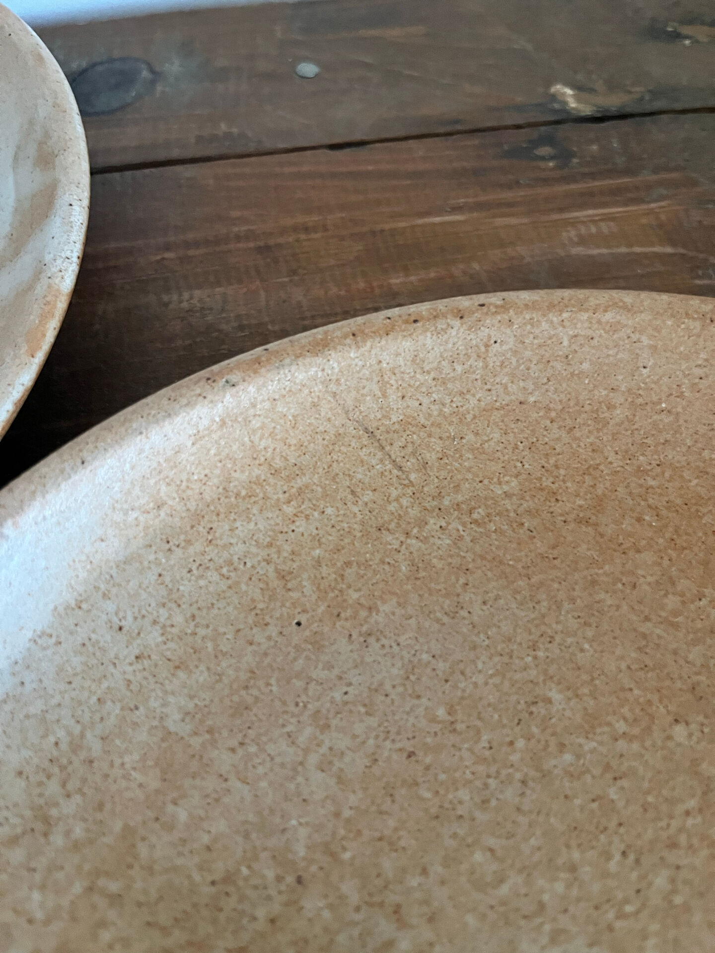3 assiettes plates en grès 