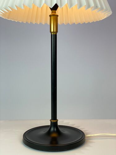 Lampe de table avec cadre en métal noir et laiton avec abat-jour en papier, de design danois par Le Klint, années 1960