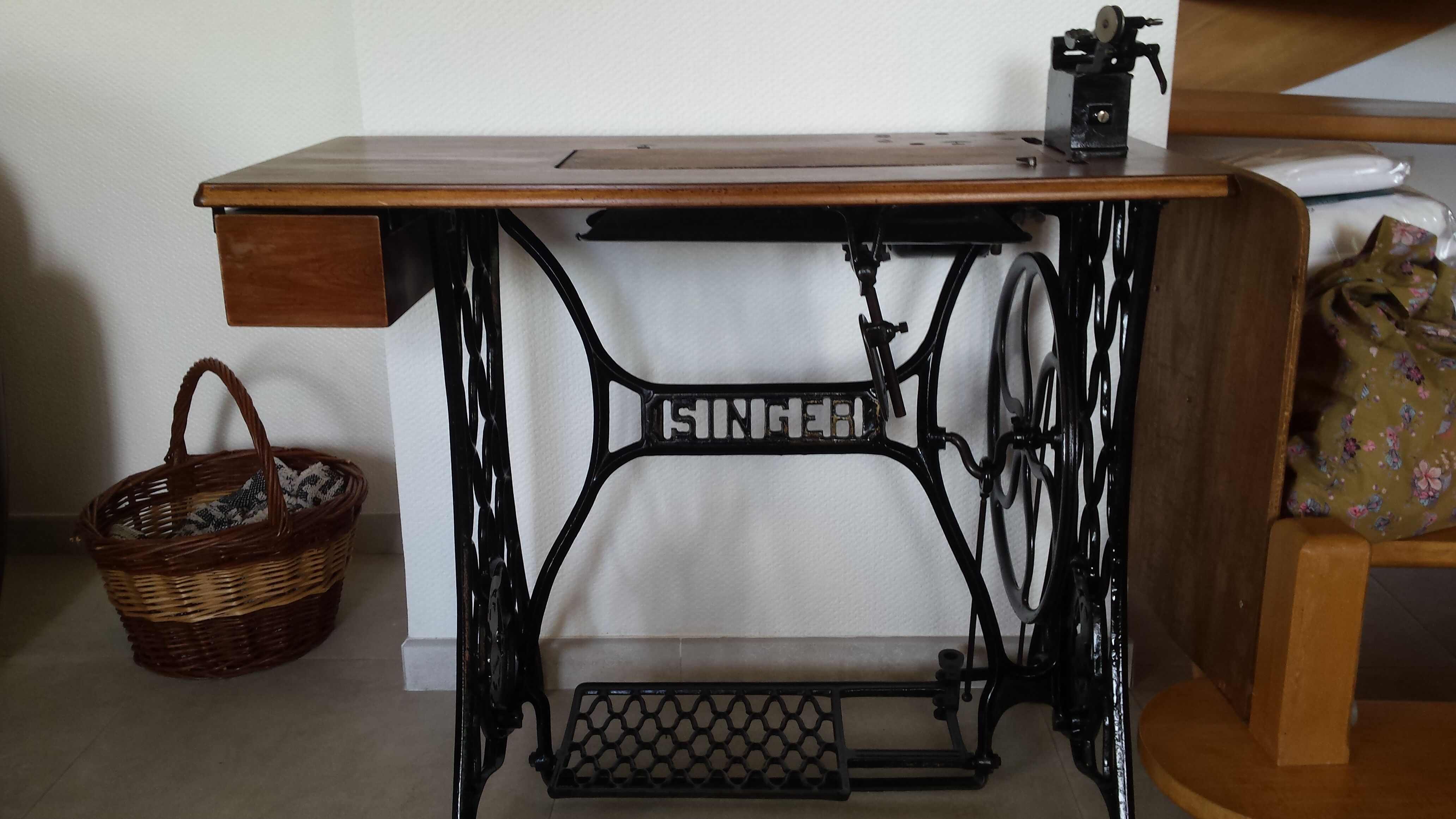 Singer's sewing machine foot console