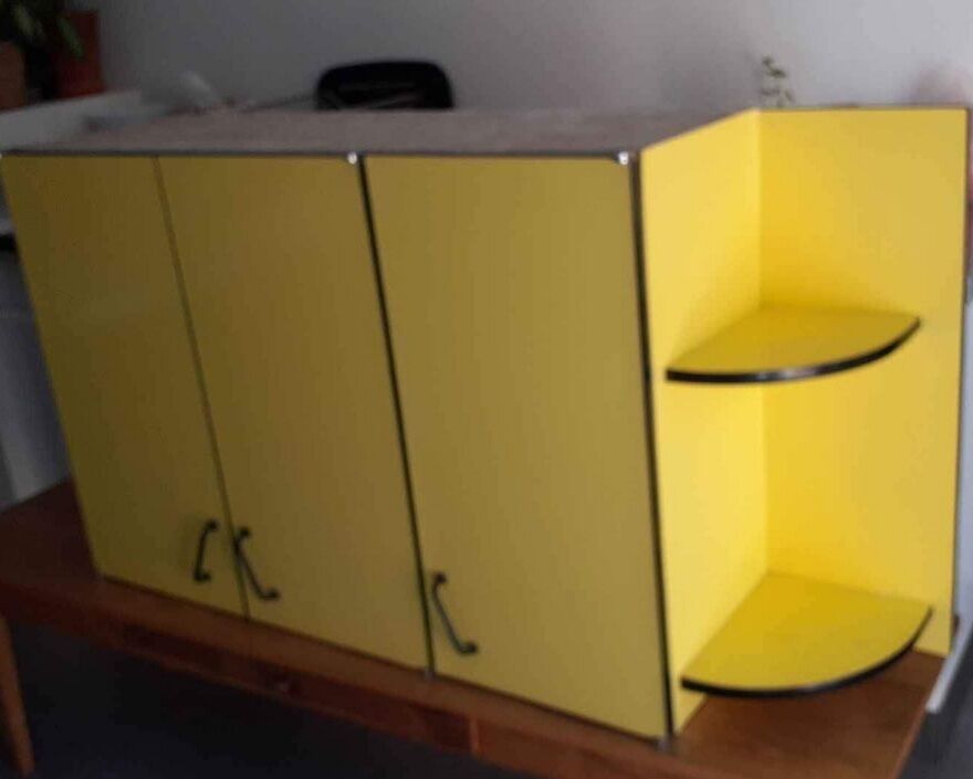 Meuble formica jaune