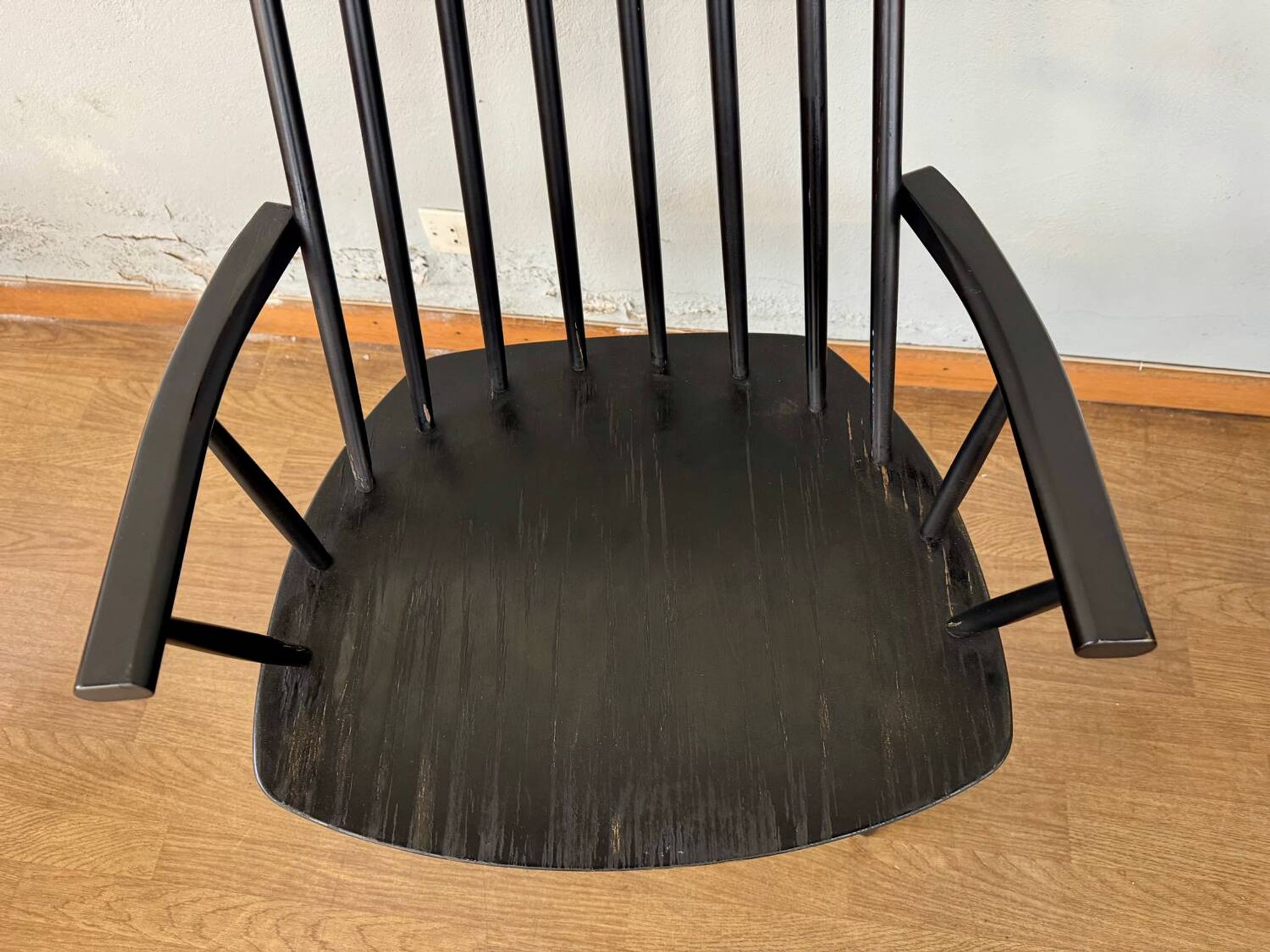 Armchair with armrests and Scandinavian bridge slats