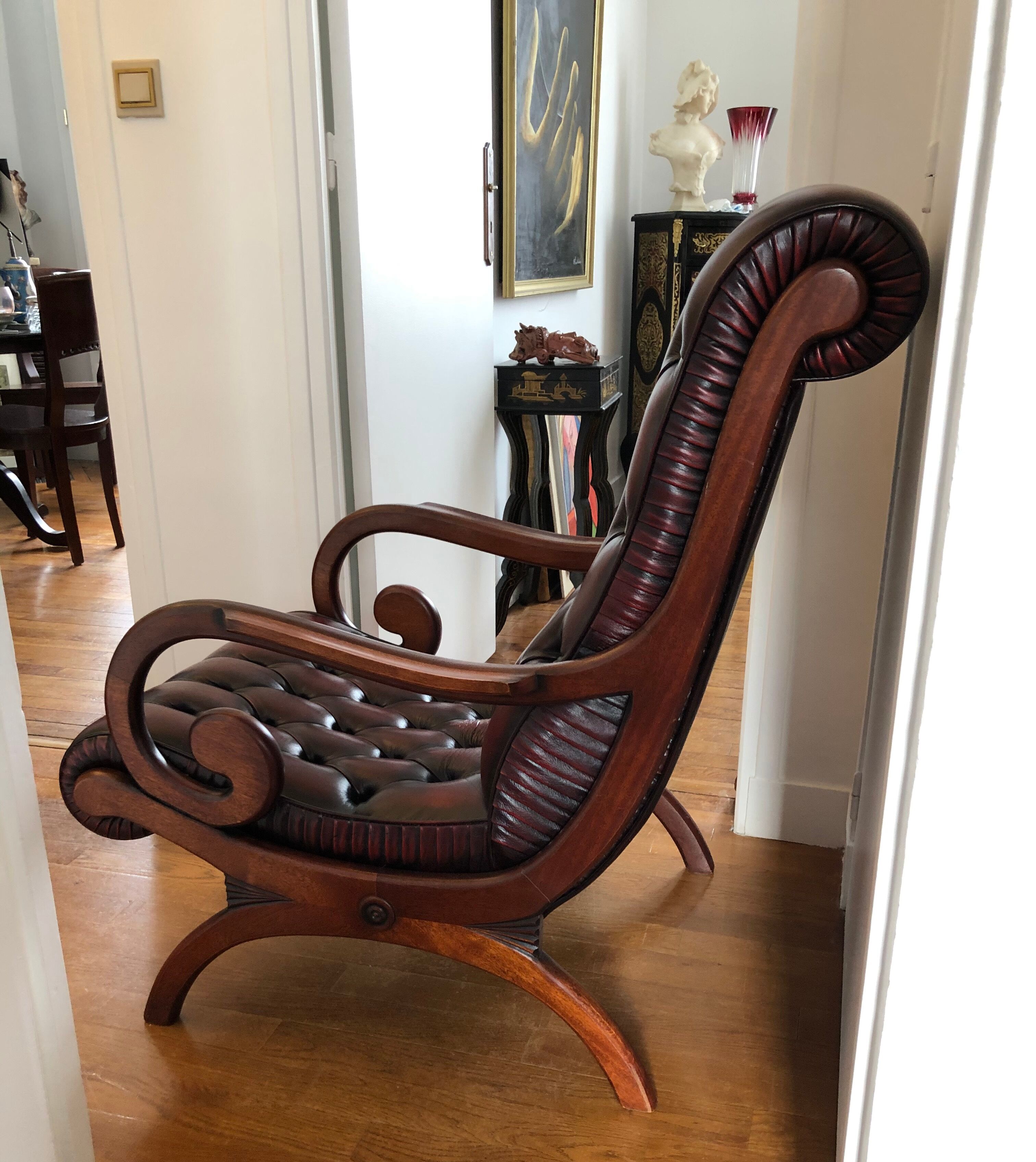 Fauteuil chesterfield et son repose pieds