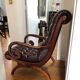 Fauteuil chesterfield et son repose pieds