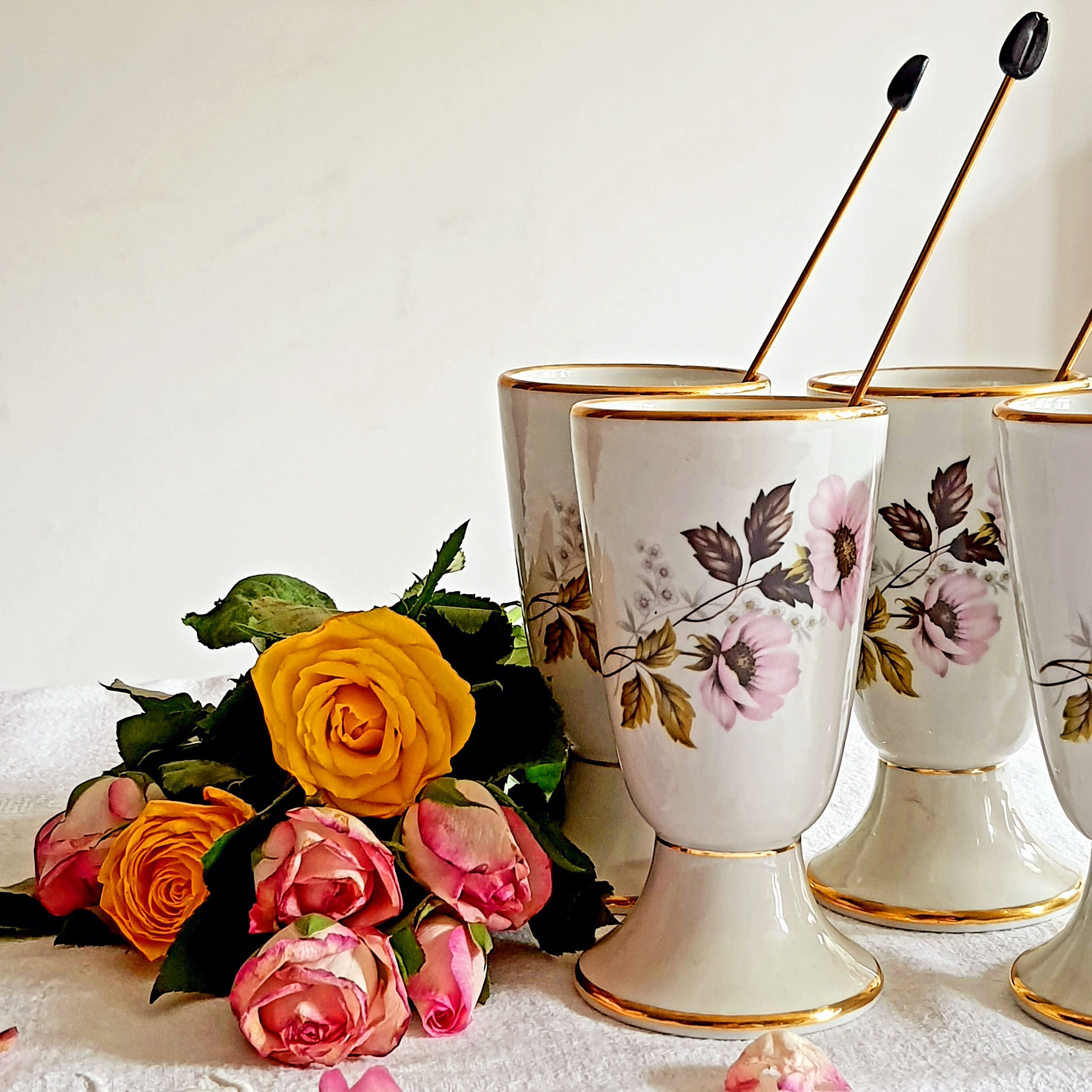 Lot of 6 porcelain mazagrans with golden spoons
