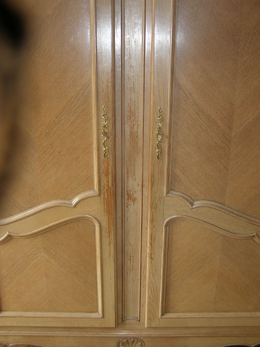 Solid oak cabinet from the 60s 2 doors with locks and keys