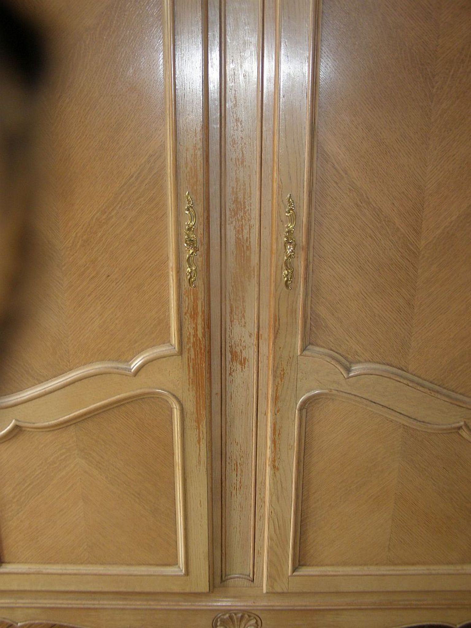 Solid oak cabinet from the 60s 2 doors with locks and keys