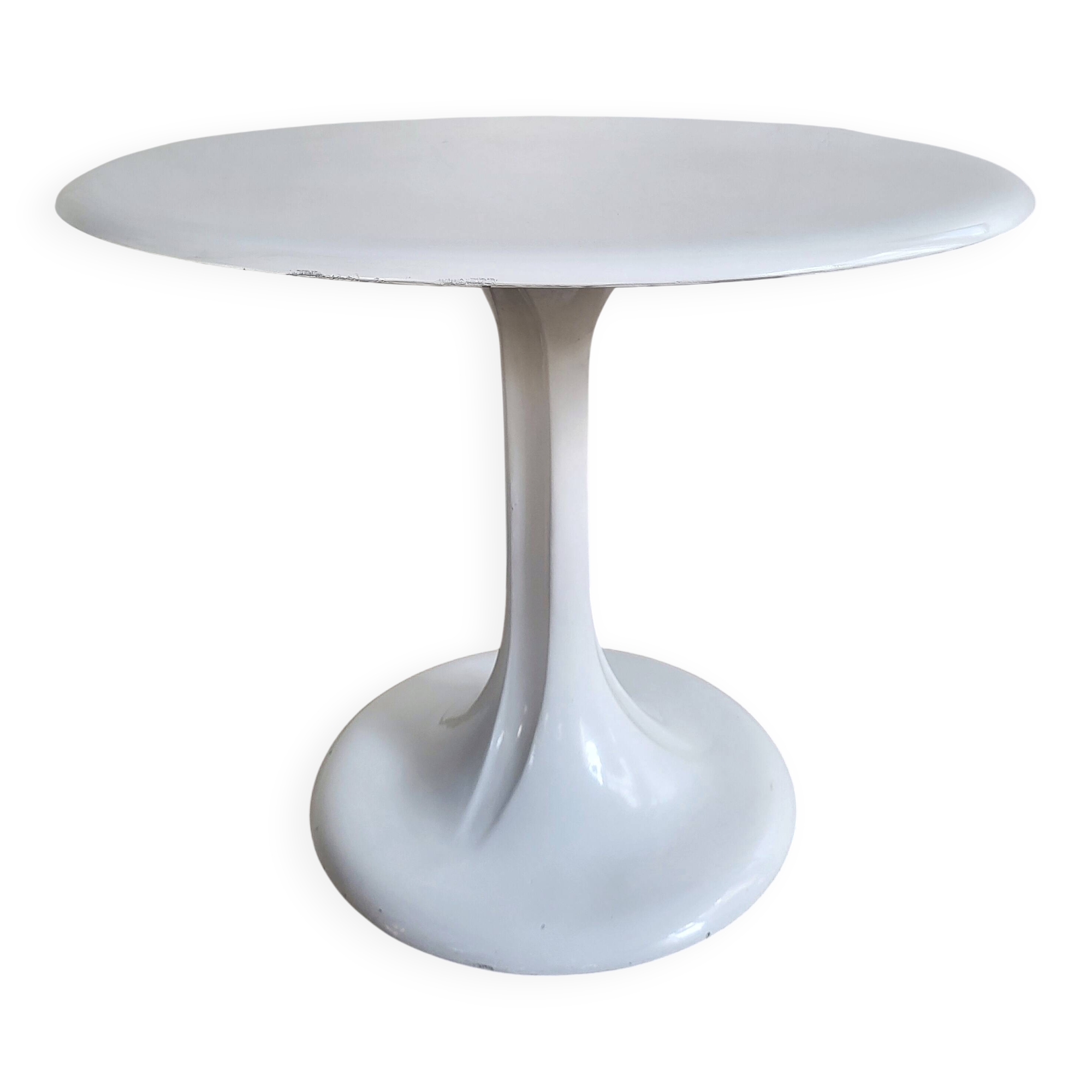 Round tulip-shaped dining table