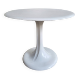 Round tulip-shaped dining table