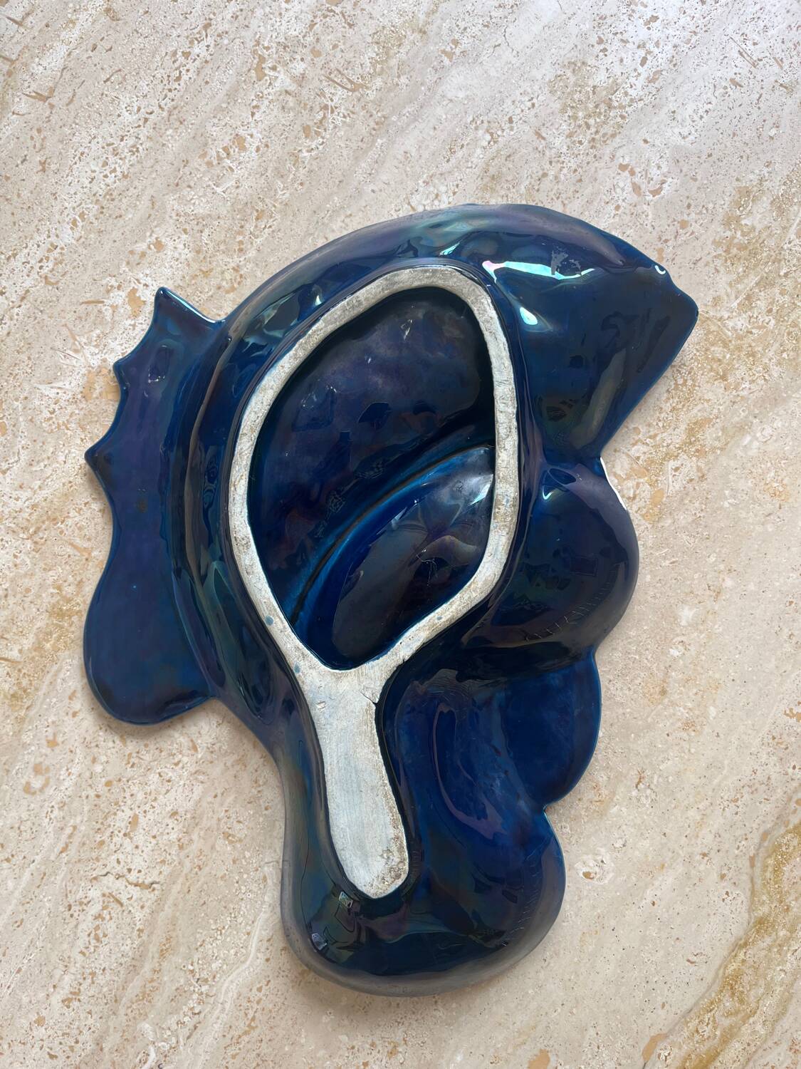 Plat en céramique en forme de poisson bleu