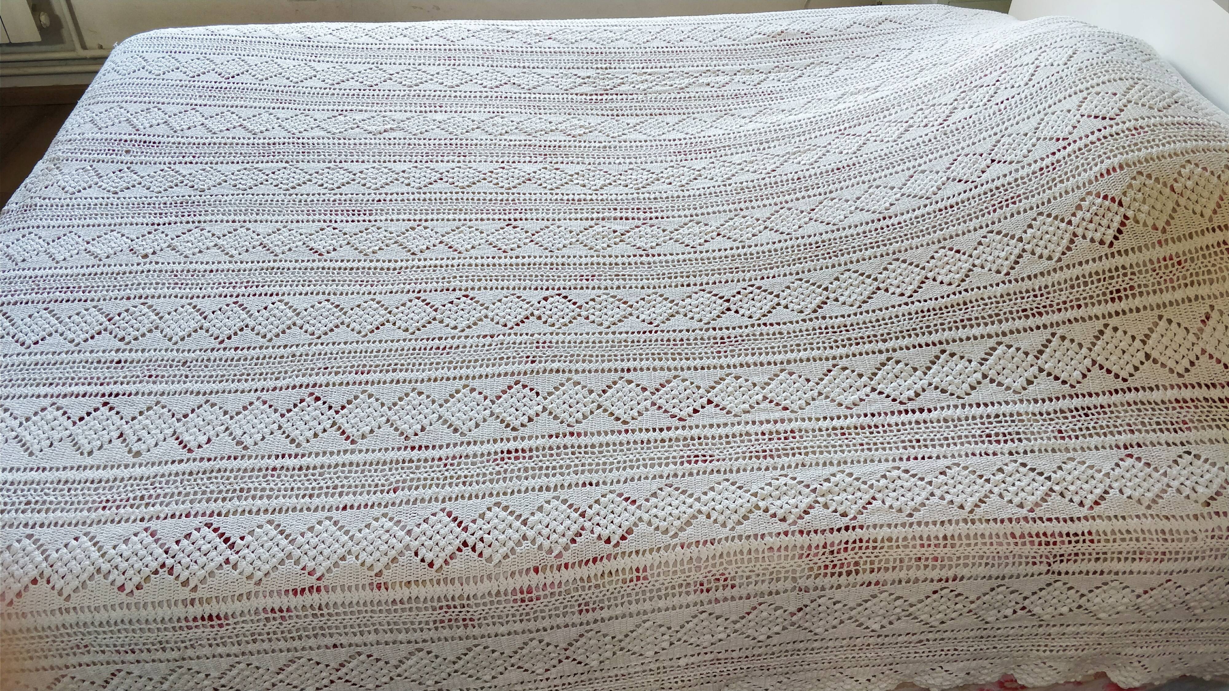 White two-seater crocheted bed top