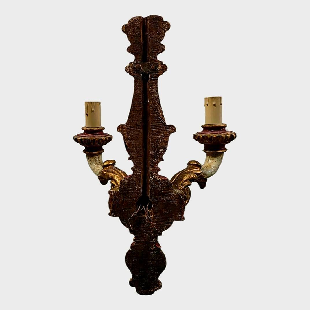 Paire d'appliques Louis XV en bois sculpté et polychrome – XIXe