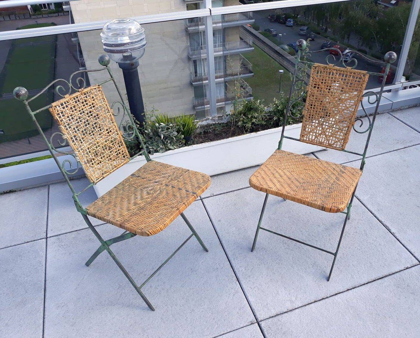 Paire de chaises pliables en fer forgé et rotin.