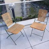 Paire de chaises pliables en fer forgé et rotin.