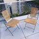 Paire de chaises pliables en fer forgé et rotin.