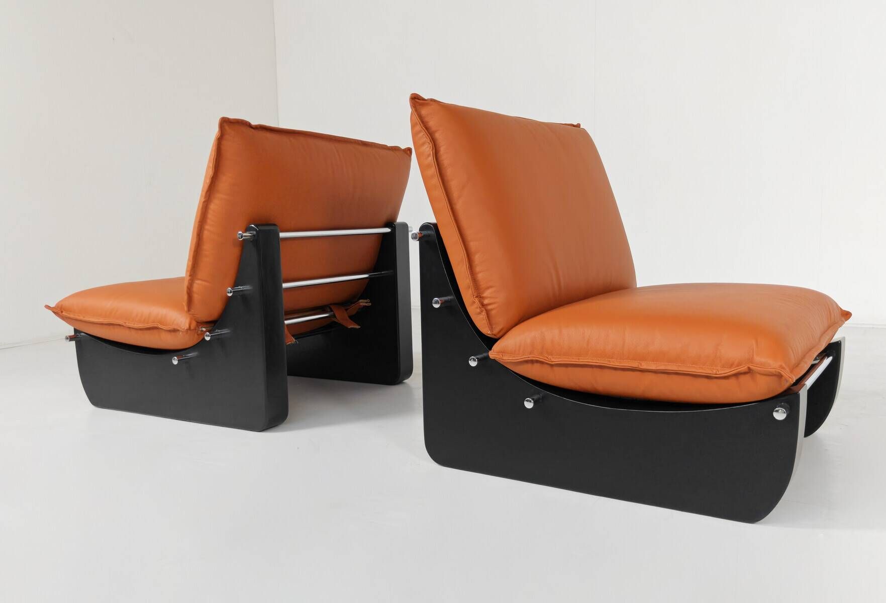 Pair of Armchairs by Guiseppe Munari, Italy, 1970s - New Upholstery