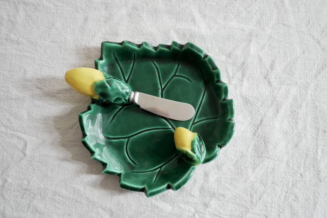 Beurrier avec couteau en barbotine Vallauris forme de feuille et citron
