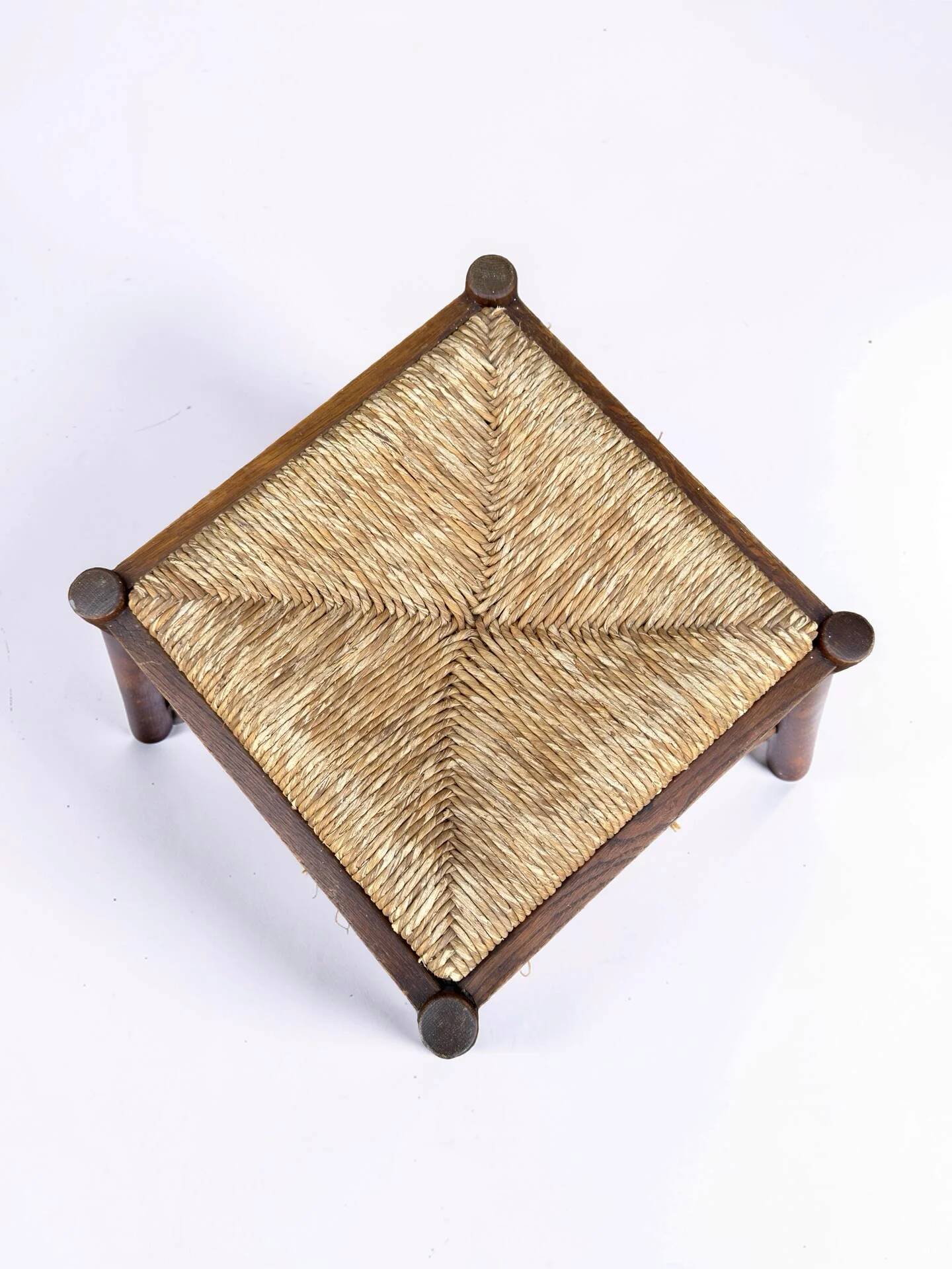 Tabouret vintage avec assise en paille