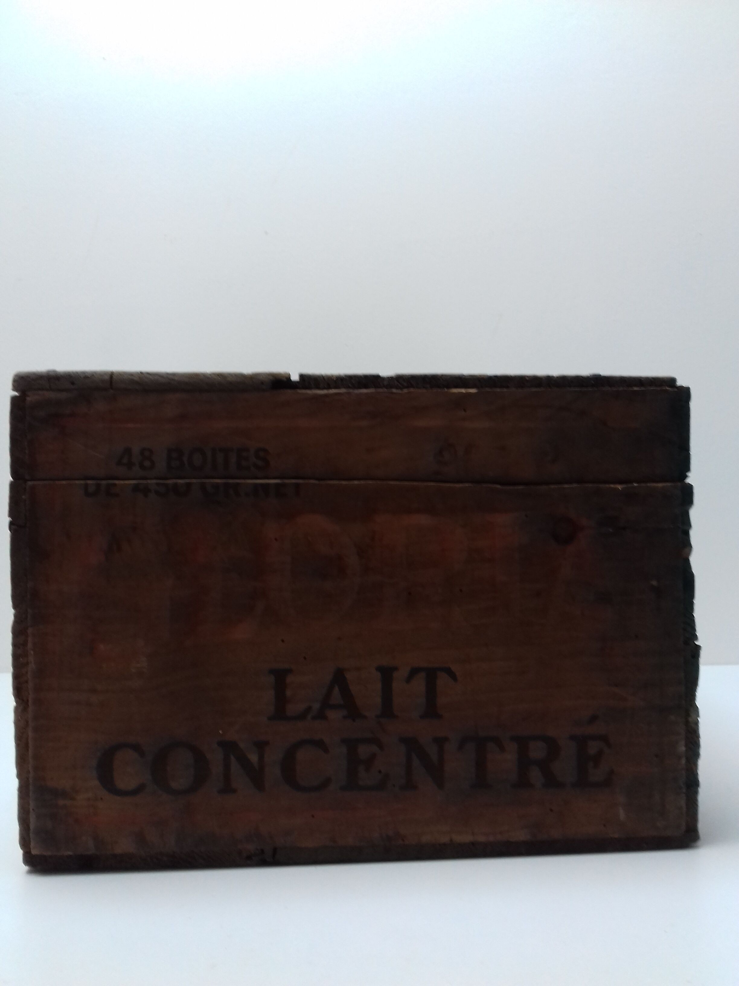 Old wooden box "regilait"