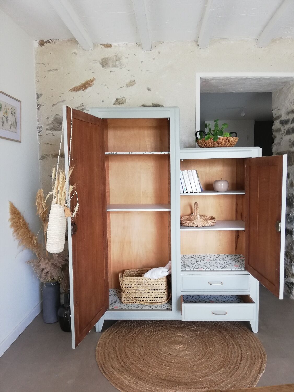 Asymmetrical cabinet