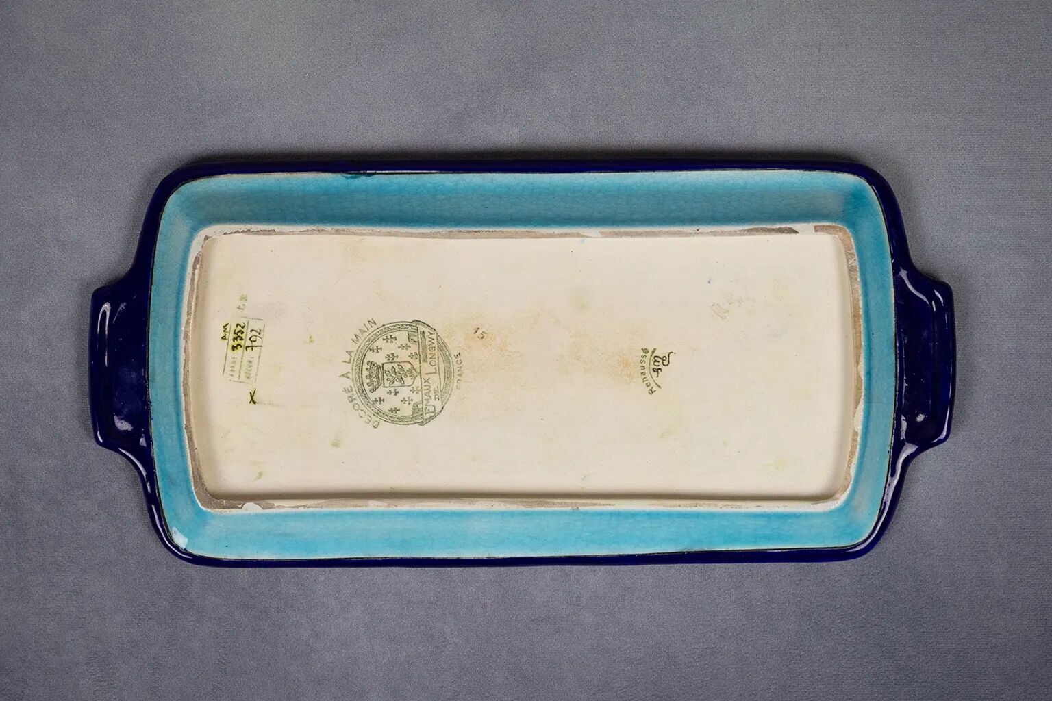 Plat à cake Longwy, décor floral et médaillon d’oiseaux, début XXème