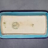 Plat à cake Longwy, décor floral et médaillon d’oiseaux, début XXème