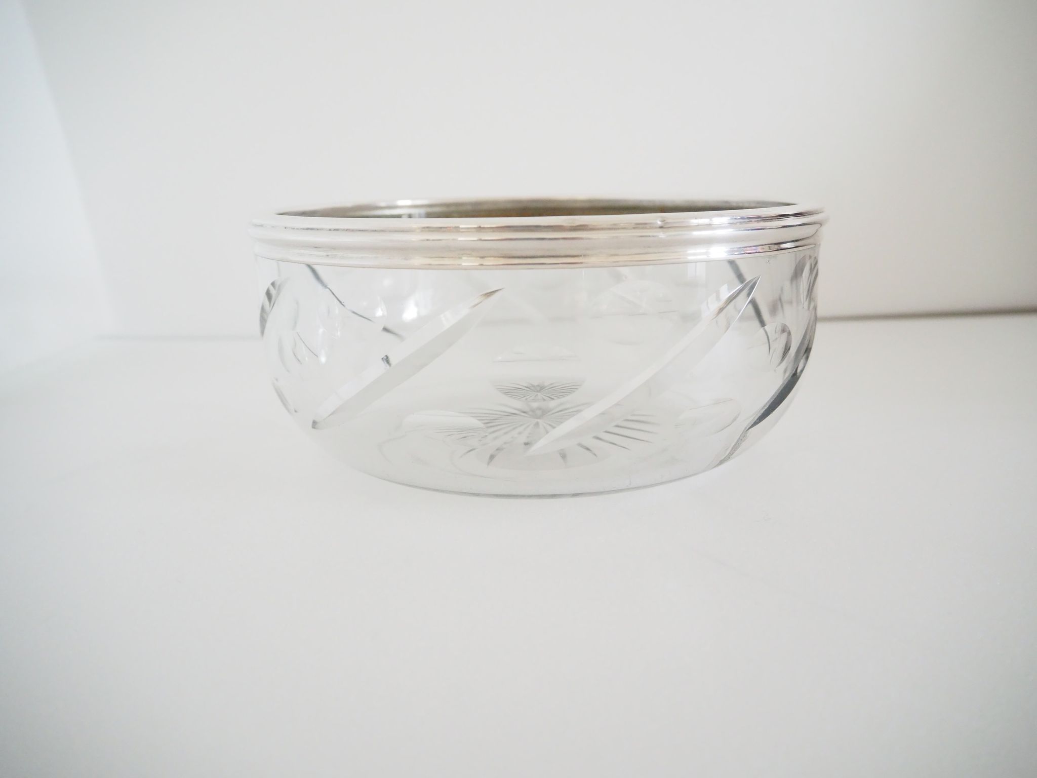 Bowl in crystal cut and massive silver