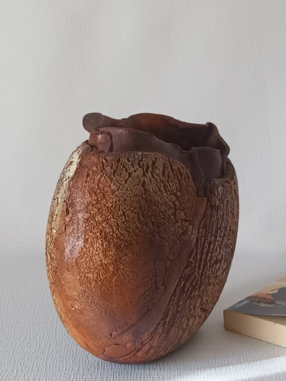 Vase en terre cuite texturé signé
