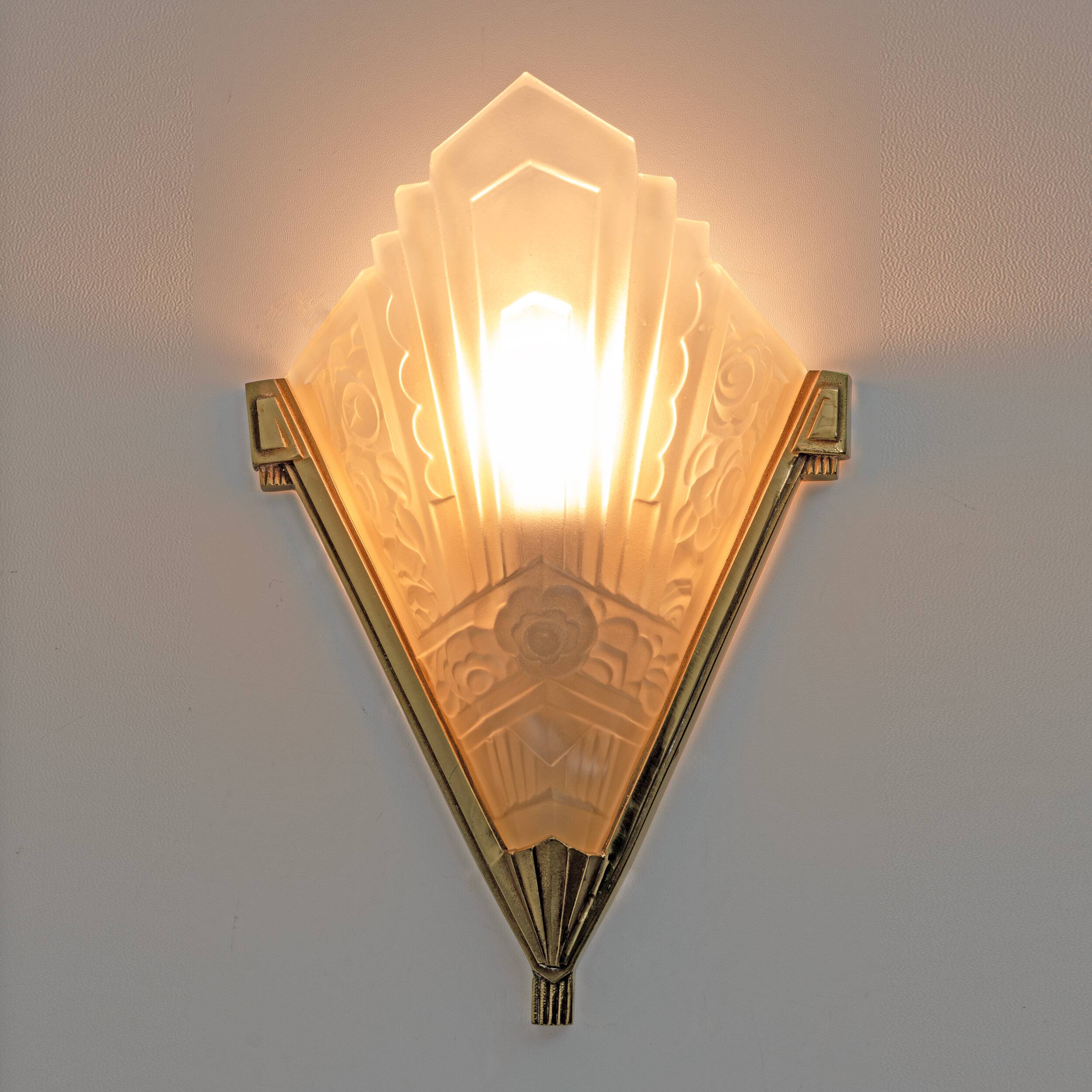 Quatre appliques Art Déco en verre pressé et laiton, France, années 1930