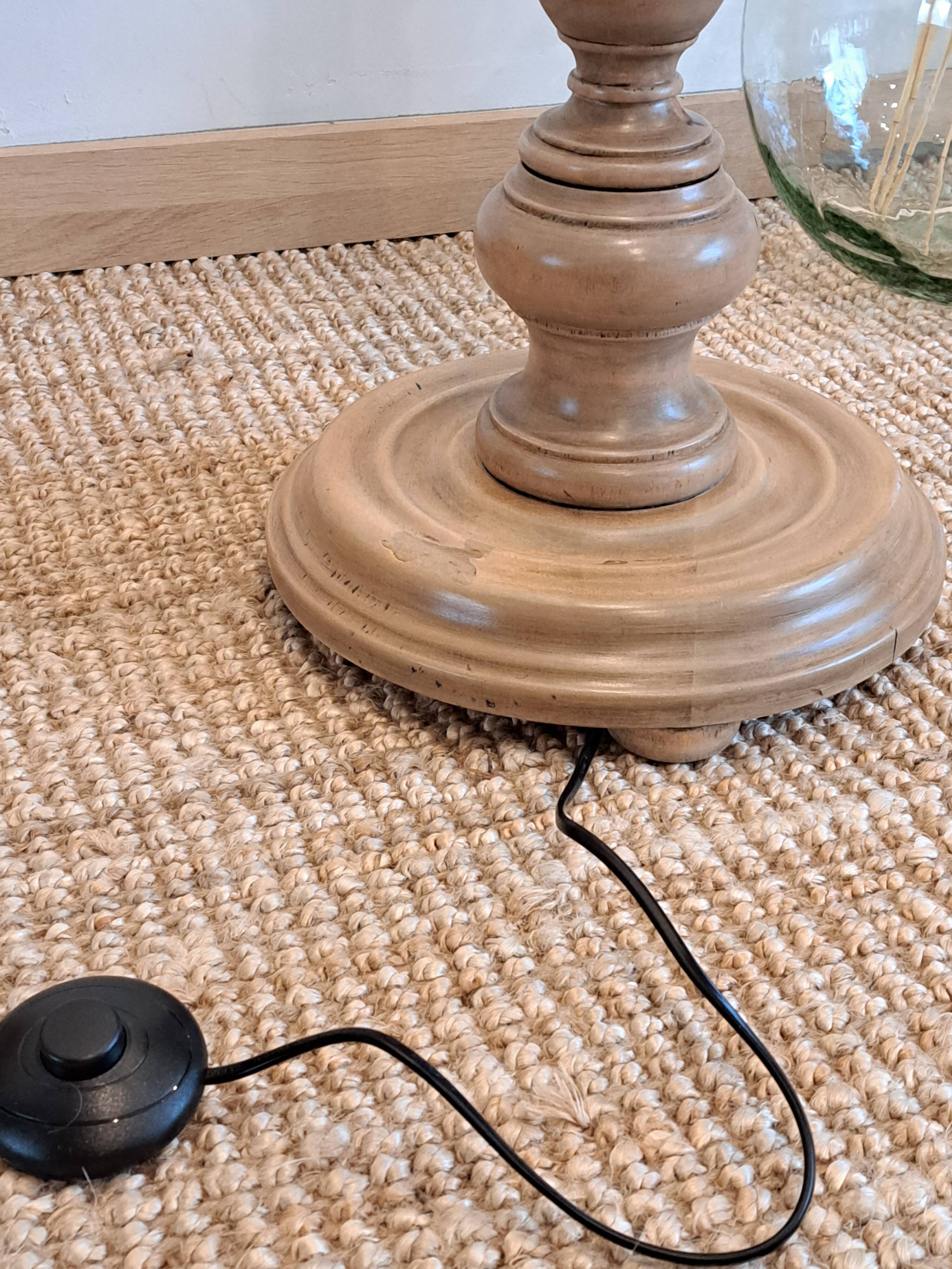 Vintage floor lamp in turned wood with an aged effect.