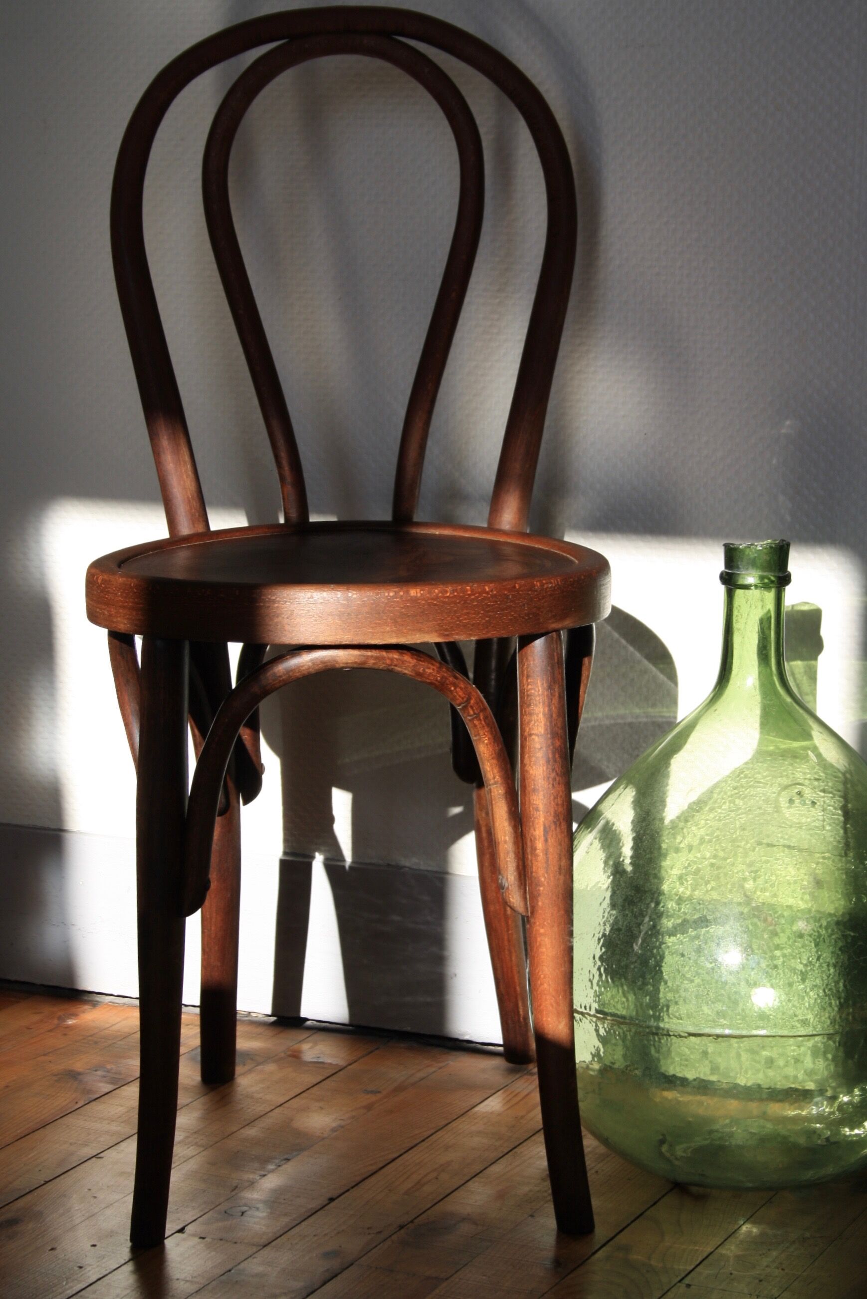 Thonet bistro chair N°18 curved wood-relief pattern on the seat