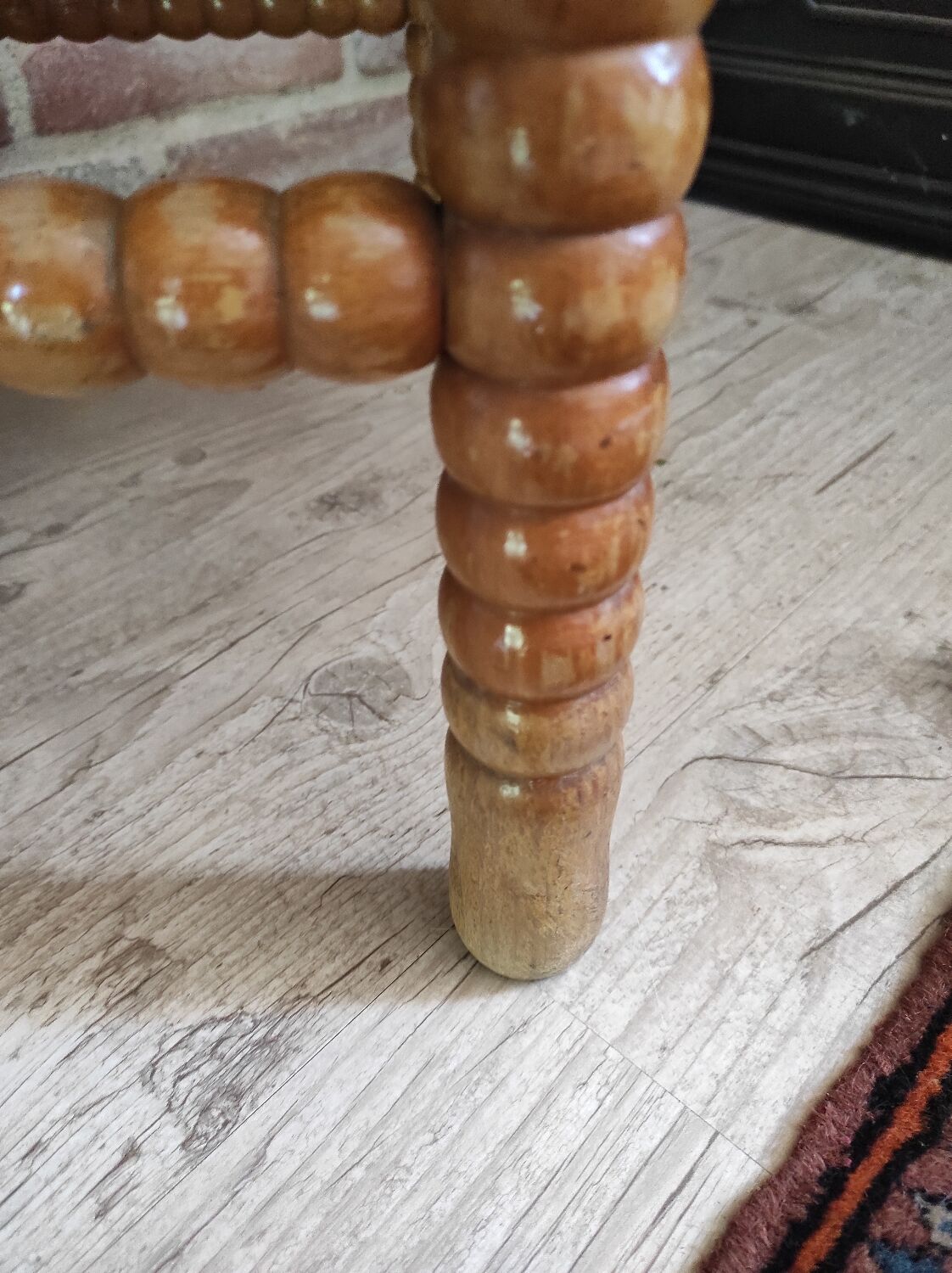 Mulched corner chair and light wood