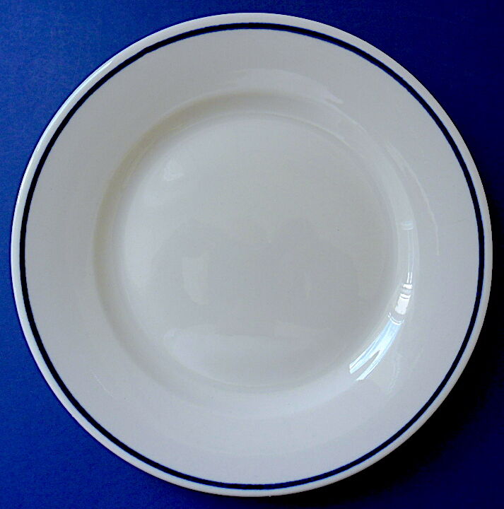 Suite de douze assiettes à dessert en porcelaine