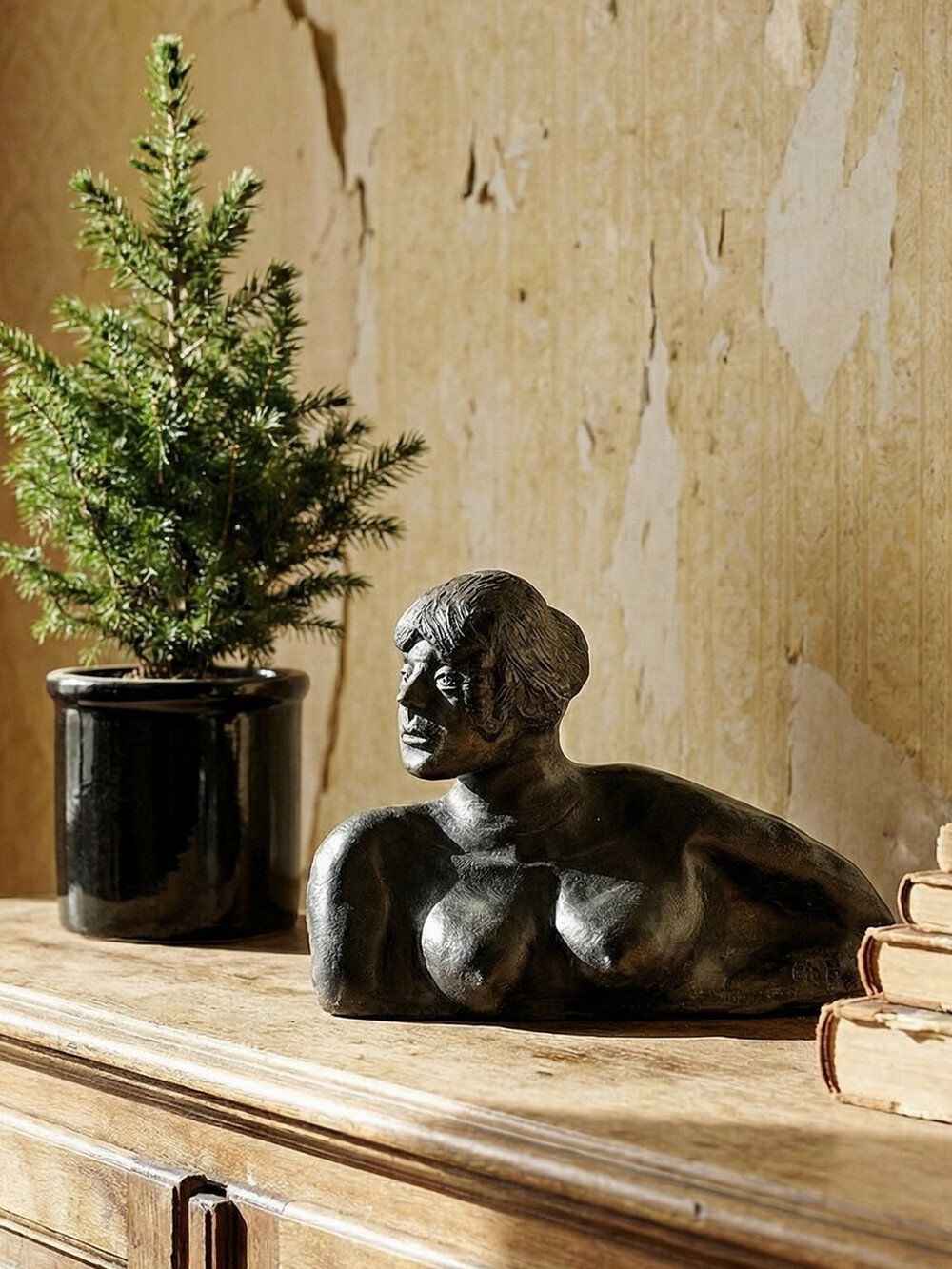 20th-century ceramic bust of a woman, art craft to be identified.