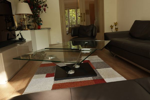 Roche Bobois table basse en verre et piètement métal et socle en noyer.