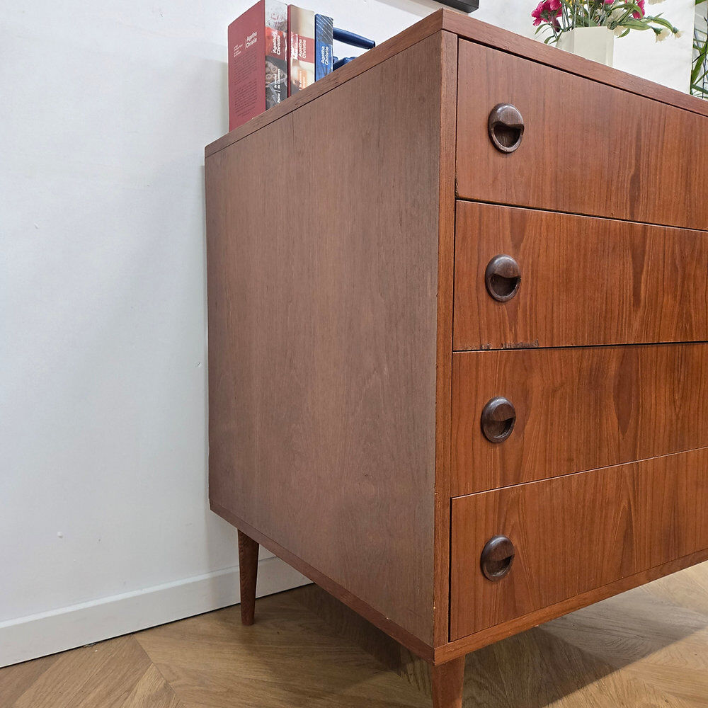 Danish teak commode from the 1960s, 4 drawers, tapered legs.