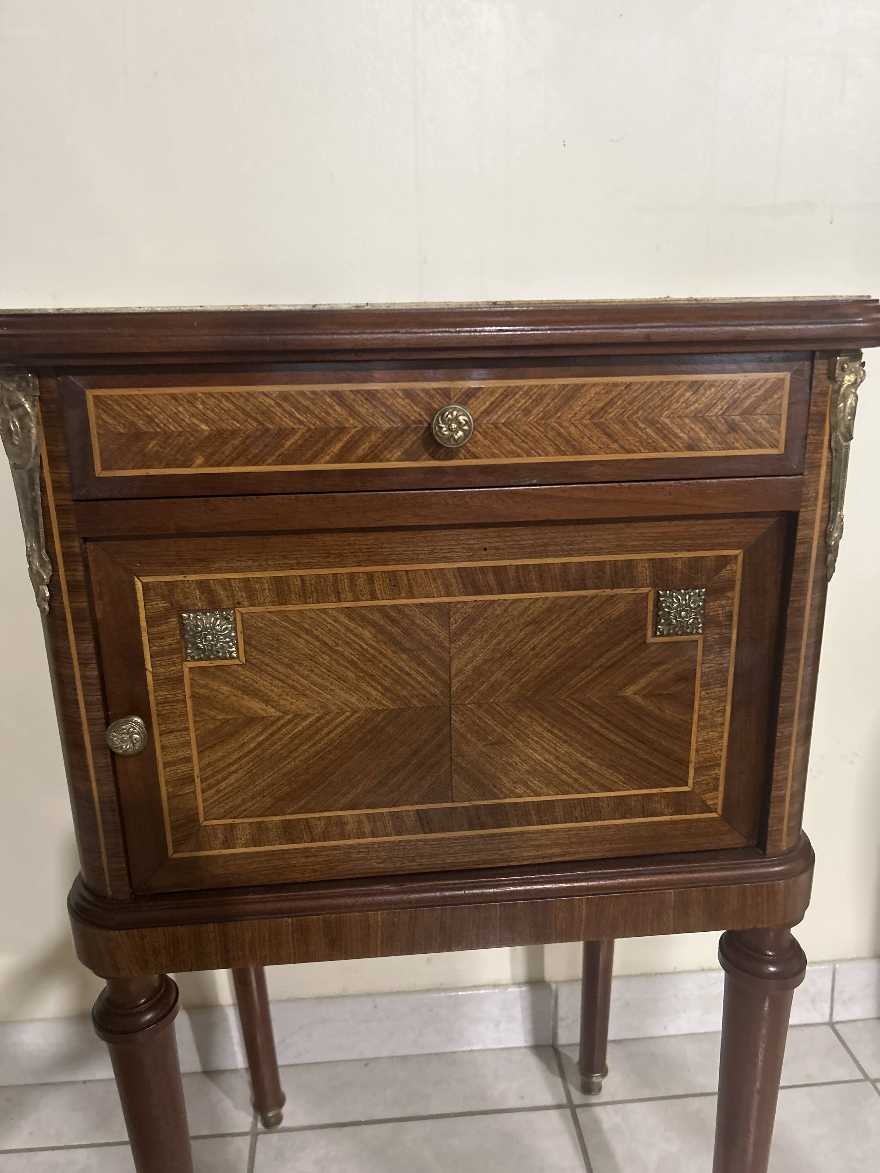 Chevet style Louis XVI