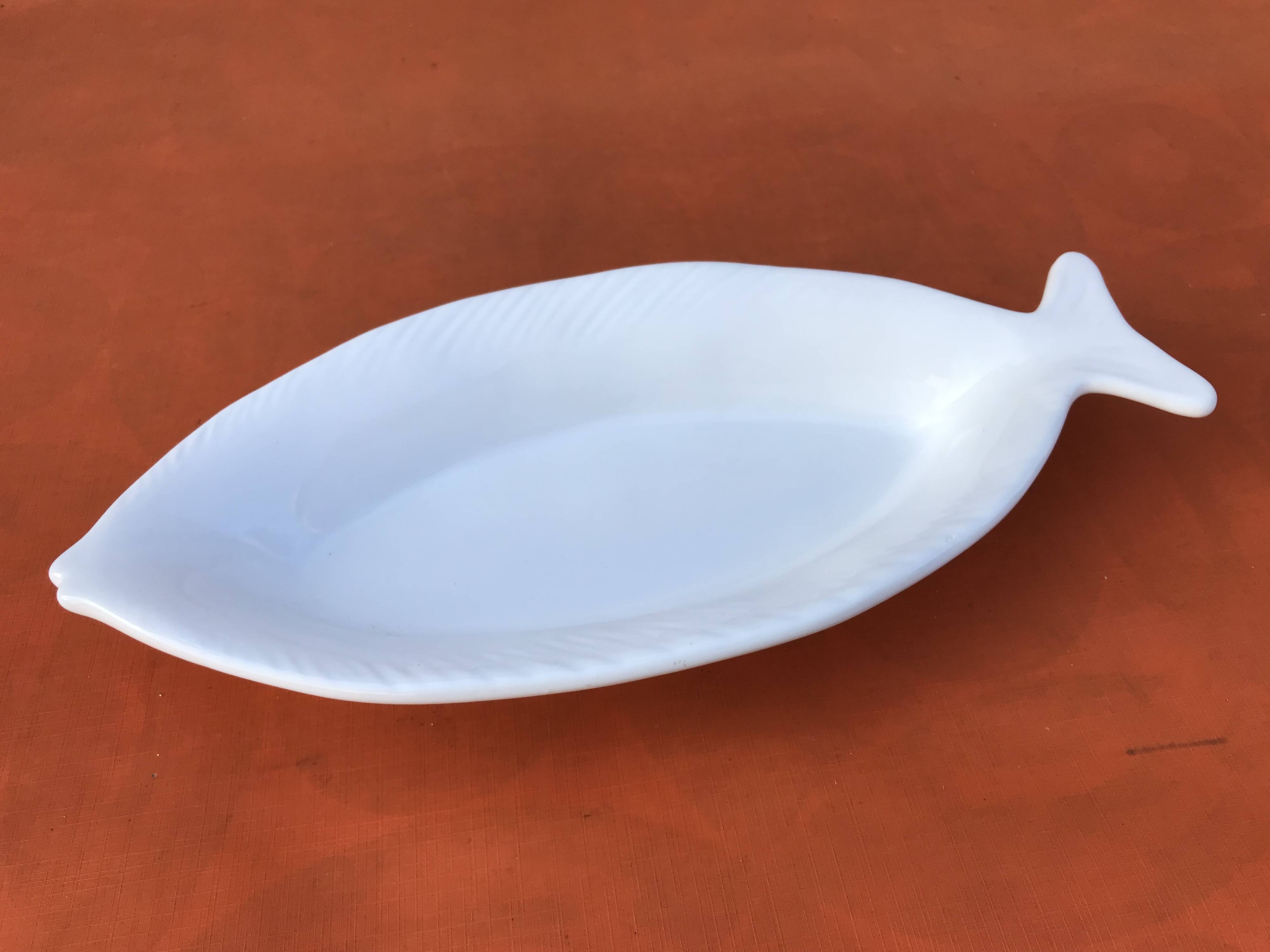 White ceramic serving dish / Fish shape