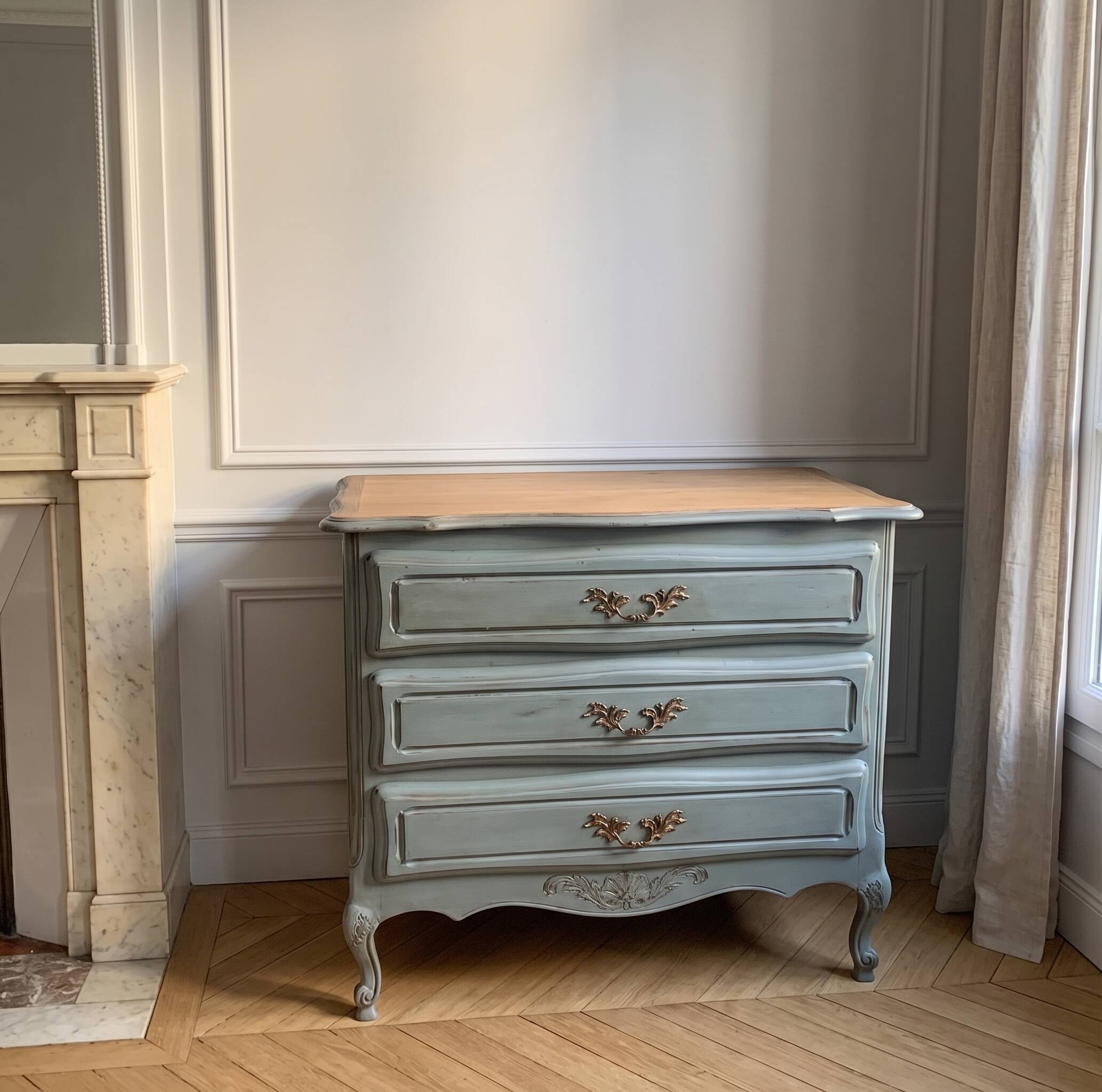 Louis XV style commode with a patina