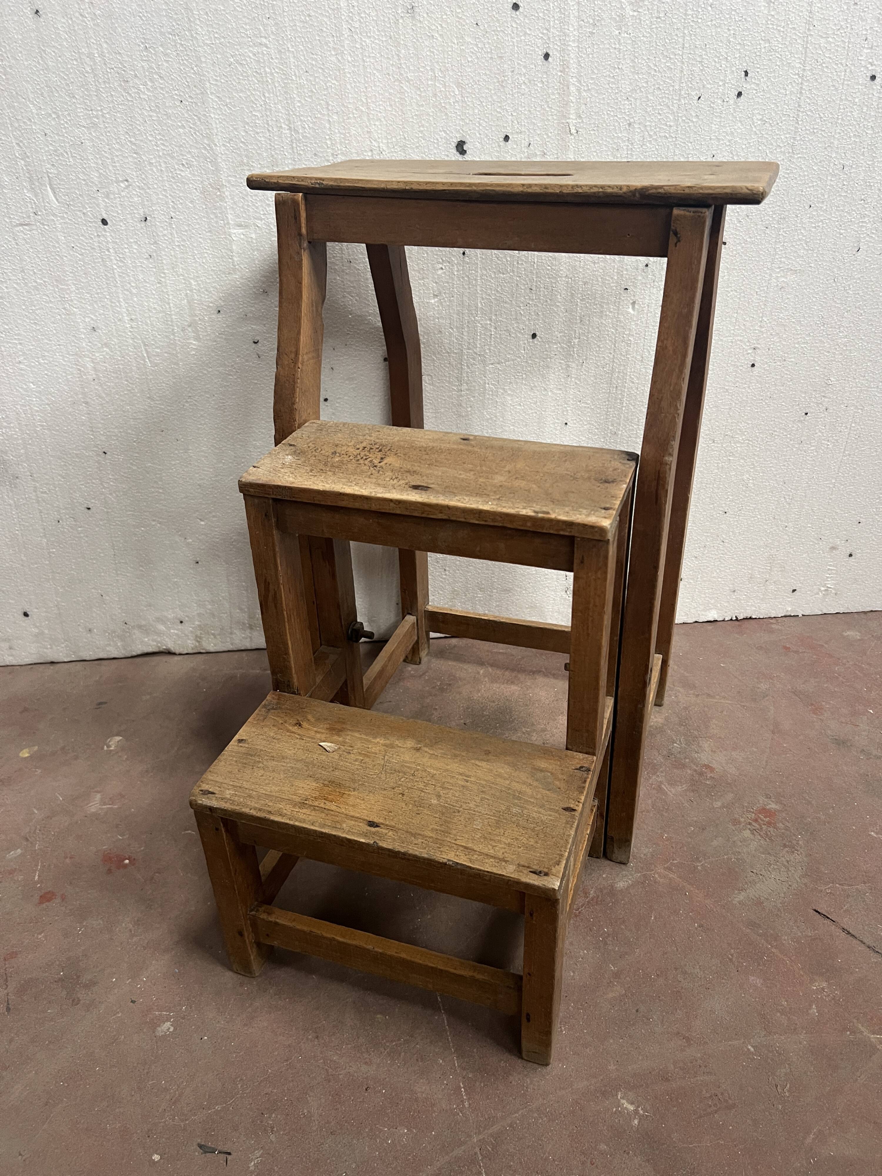 Escalier de bibliothèque en hêtre naturel XIX siècle