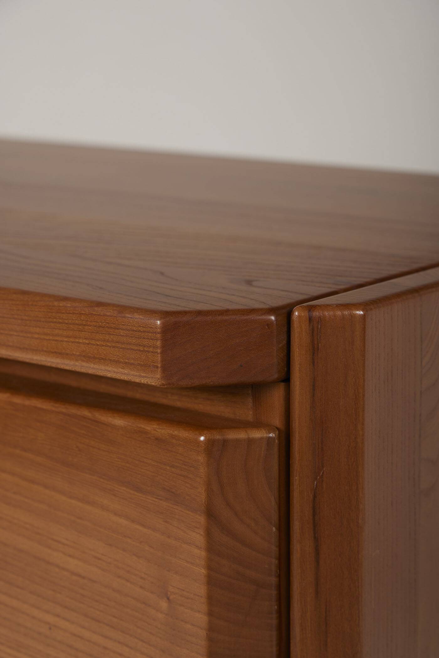 Commode en bois d'orme Luigi Gorgoni