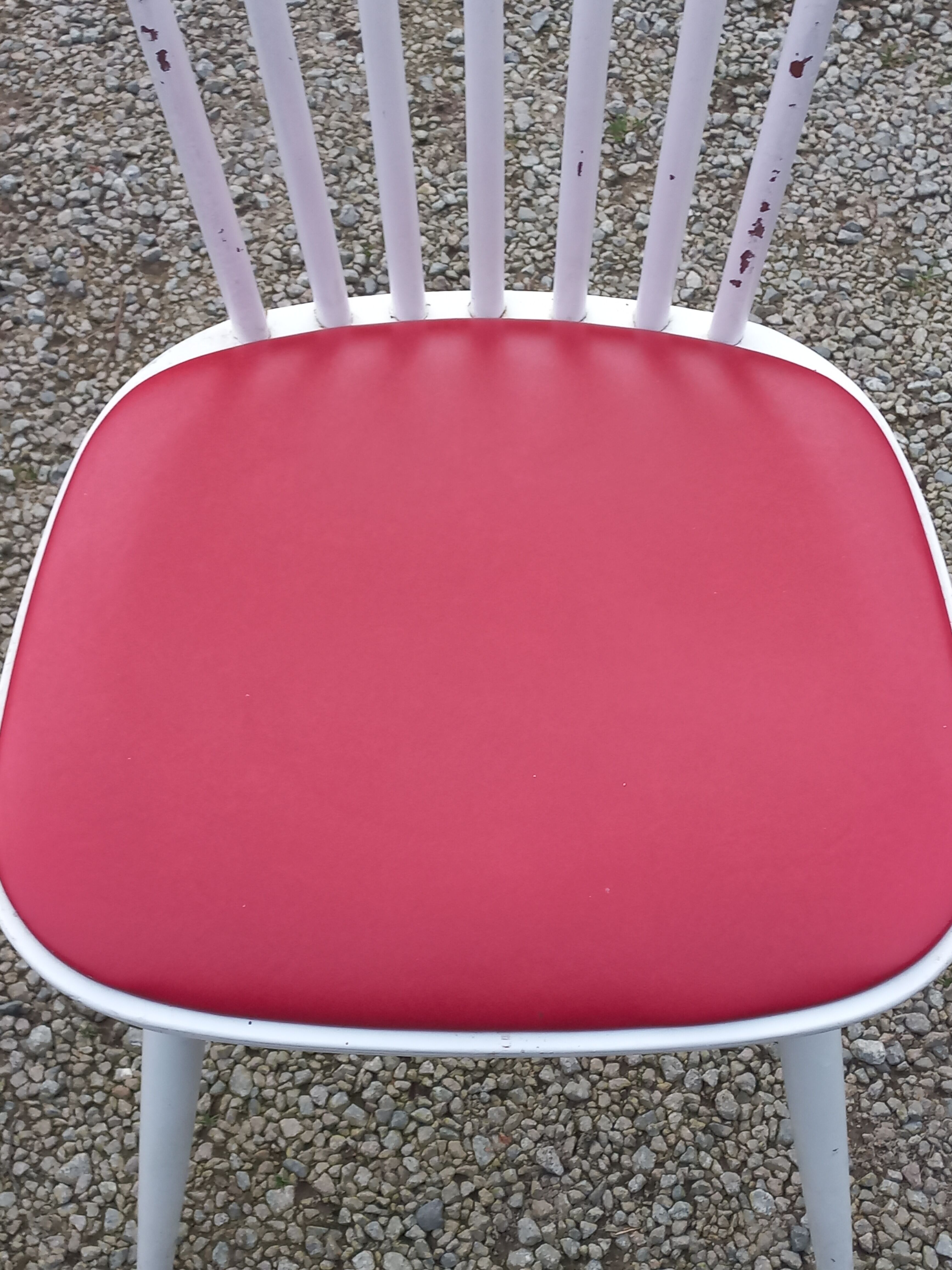 Set of 4 Scandinavian style chairs from the 50s in white lacquered wood and red skaï patties